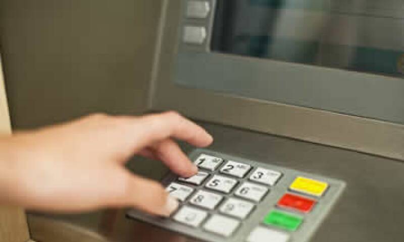 Los clientes también tienen a su disposición los servicios de banca por teléfono e Internet. (Foto: iStock by Getty Images )