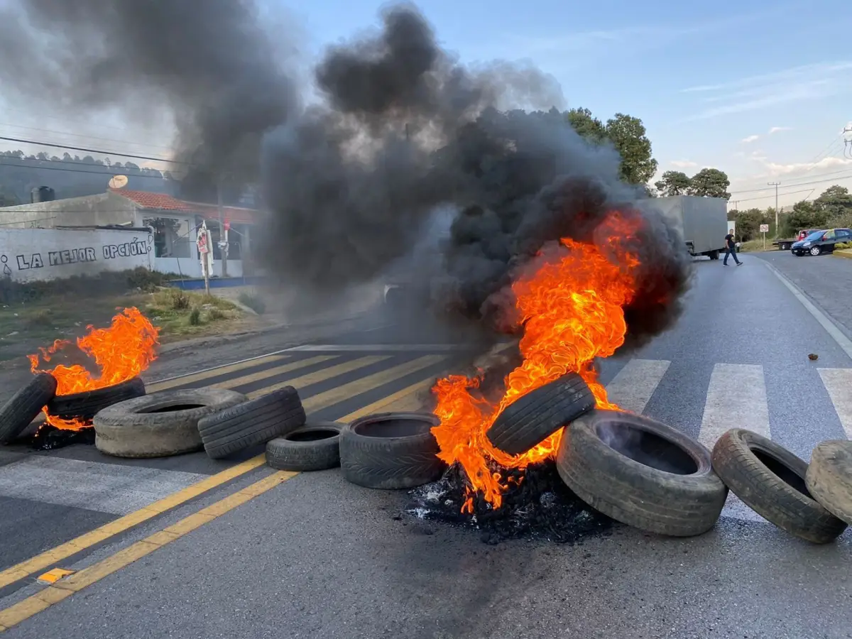 Bloquean la autopista México Cuernavaca 