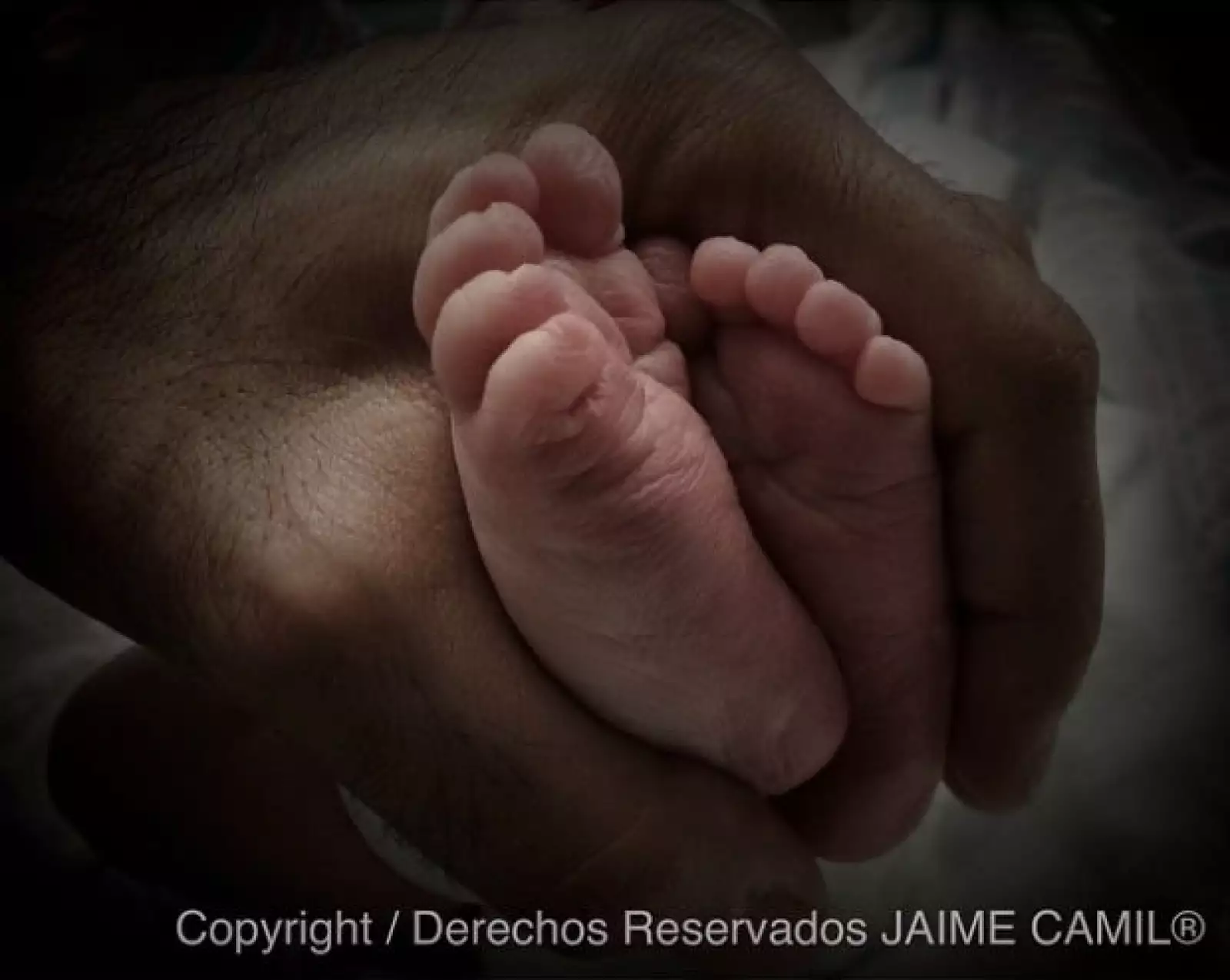 Con esta hermosa imagen Jaime Camil anunció que se había corvertido en papá de niño.