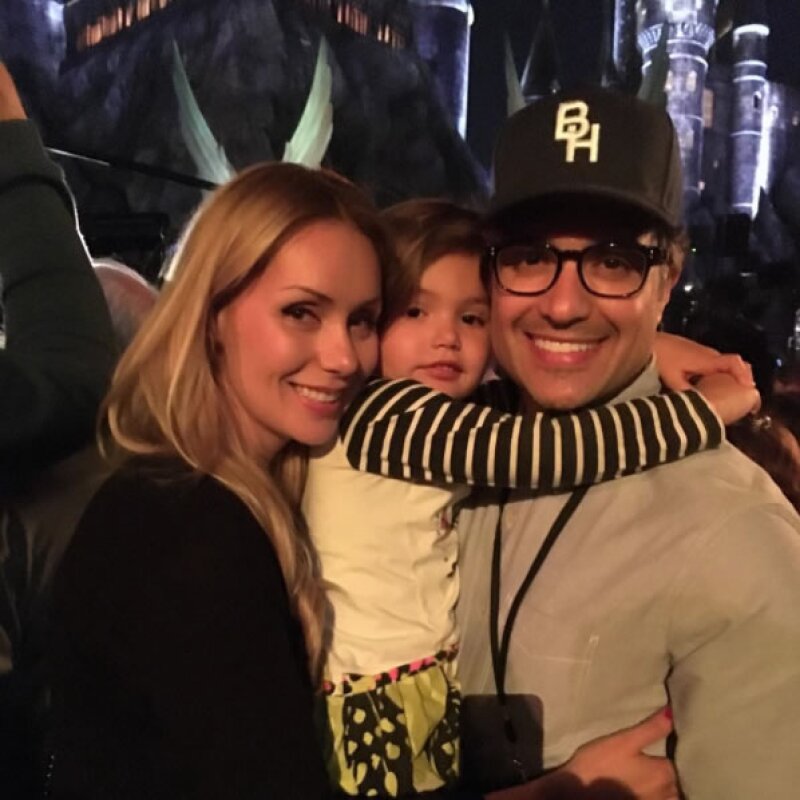 Jaime y Heidi llevaron a su pequeña Elena a disfrutar de la magia durante la apertura de la nueva atracción de los Universal Studios en Hollywood, el mundo de Harry Potter.