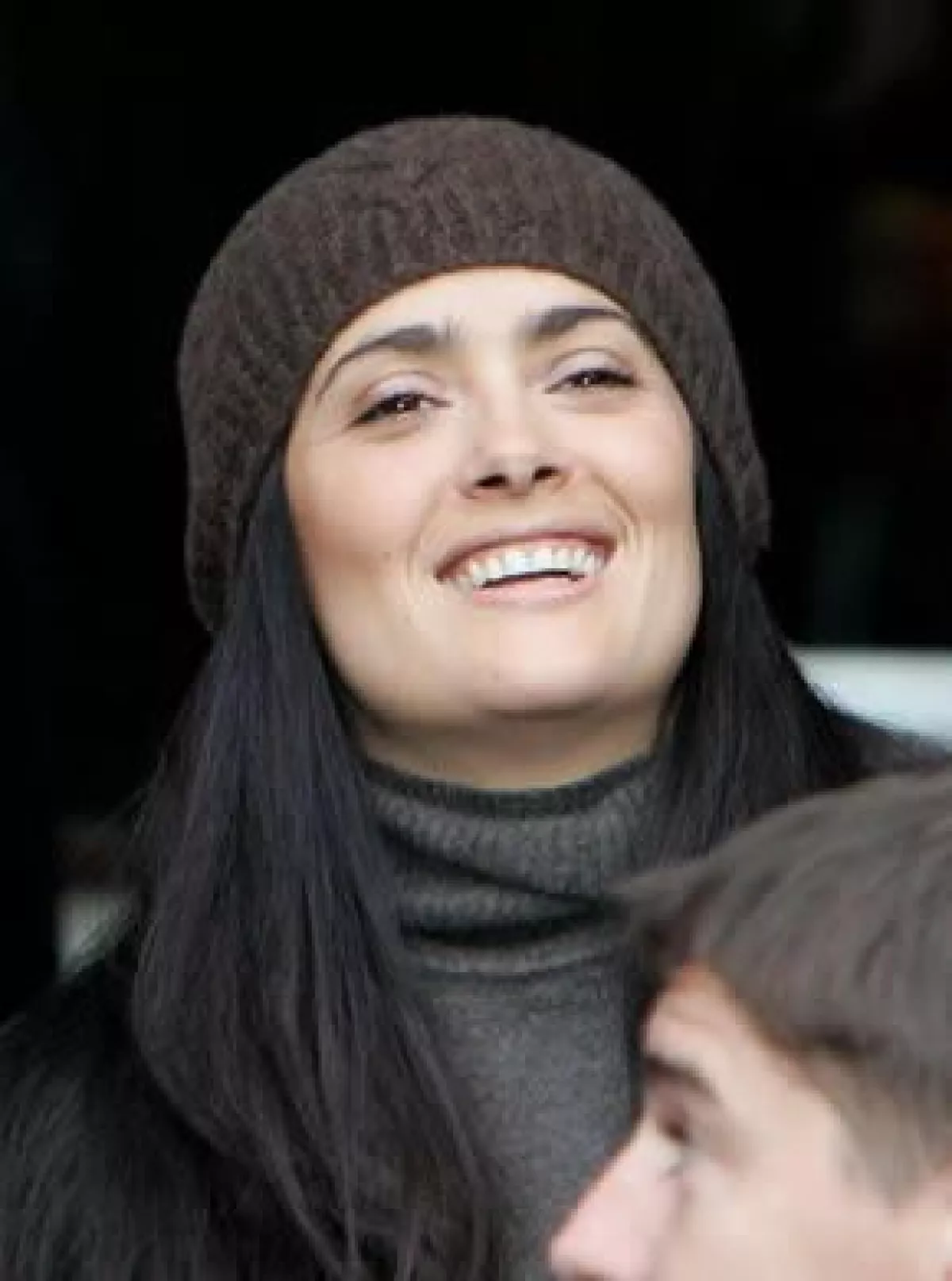 La actriz y el millonario francés estuvieron cariñosos durante un juego de futbol en Rennes, su ciudad natal.