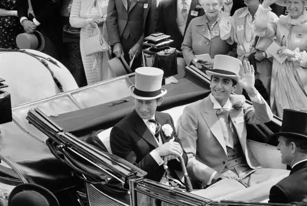 El príncipe Carlos, el príncipe de Gales, sentado con el príncipe heredero Reza Pahlavi de Irán en un carruaje abierto en Royal Ascot, Berkshire, el 21 de junio de 1978.