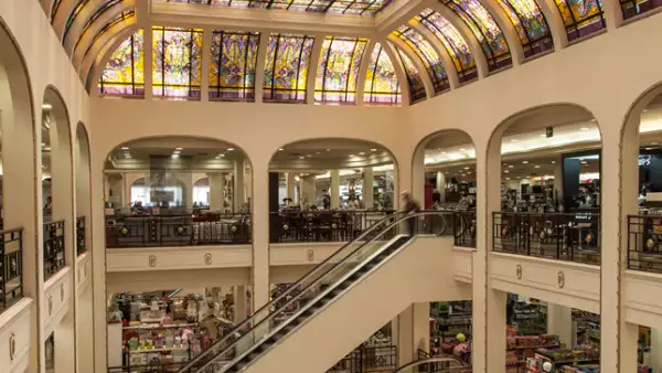 La cadena de almacenes comenzó con un estilo inspirado en las grandes tiendas de París, Nueva York, Londres y Chicago. El nombre de ‘Palacio de Hierro’ surge del asombro de la sociedad mexicana por los materiales con los que estaba hecho el edificio.