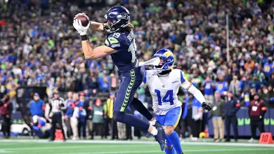 Foto de jake bobo de los seattle seahawks atrapando el balón y anotando un touchdown a los rams de los angeles