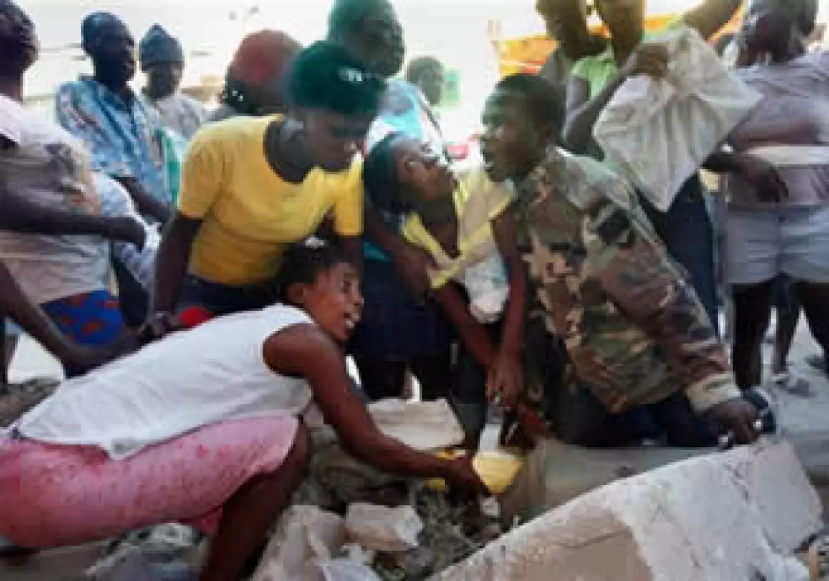 En la foto se muestra cómo haitianos pelean por comida y otros bienes tomados de una tienda derrumbada en Puerto Príncipe. (Foto: AP)