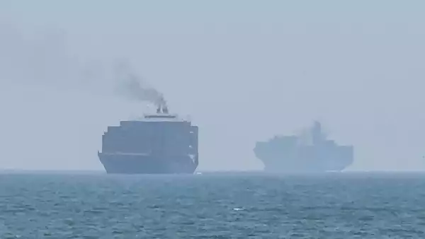 Esta toma de fotogramas tomada de las imágenes de vídeo de AFPTV del 12 de julio de 2026 muestra a los buques de carga anclados cerca del Estrecho de Ormuz, frente a la costa este de los Emiratos Árabes Unidos en Khor Fakkan