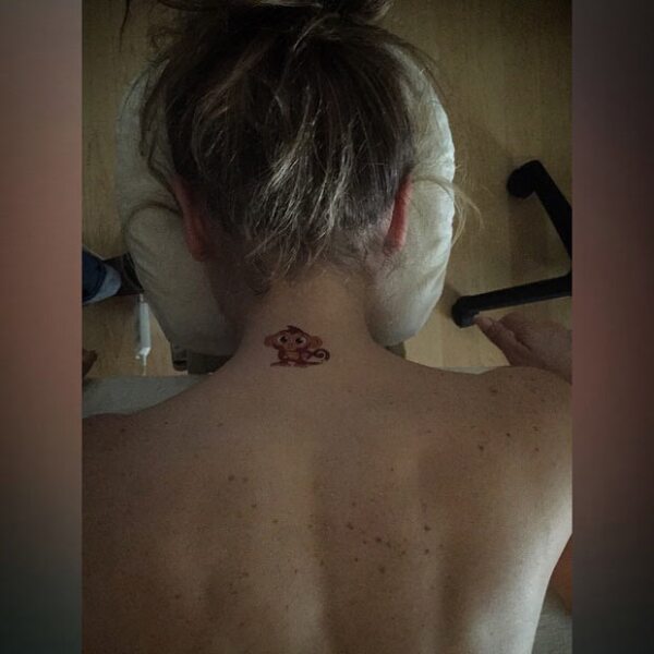 Tras ser "tatuada", Thalía se dejó hacer un masaje para relajarse luego de una divertida tarde con sus hijos.