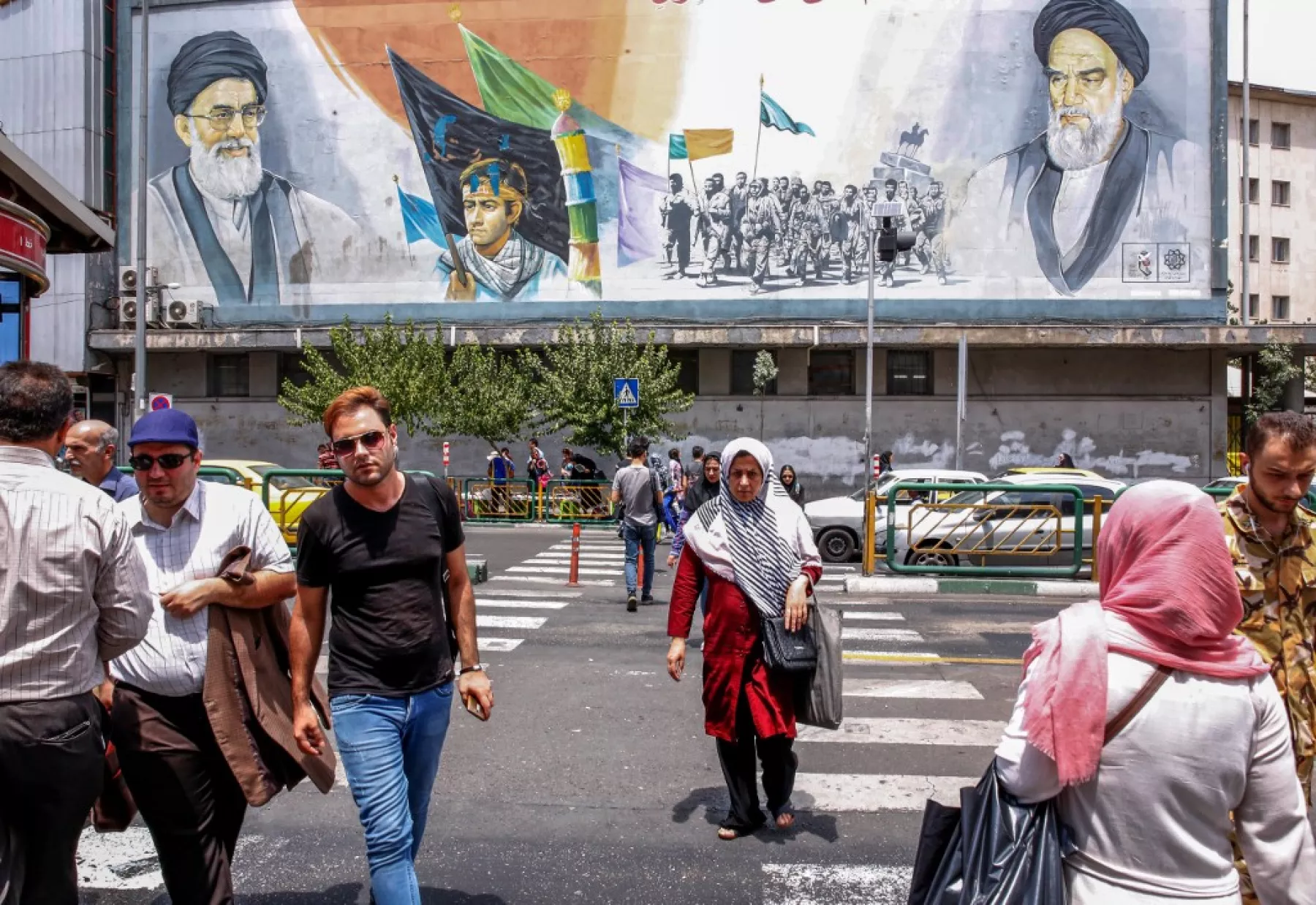 Vida cotidiana en una calle de Teherán, Irán. 