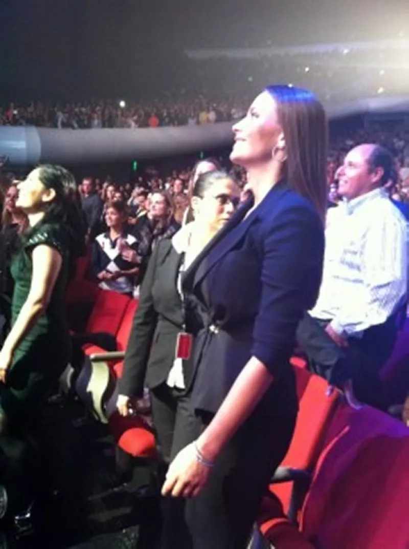 Fue en el primer concierto del cantante donde besó a la misteriosa rubia frente a todos los asistentes, algo que repitió un día después. ¿Es verdad que es rusa y está embarazada?