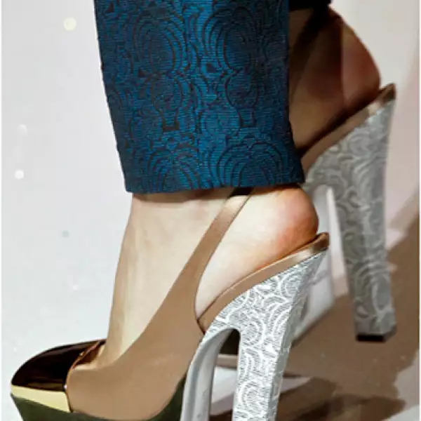 Yves Saint Laurent mezcla diferentes texturas para ofrecer originales tacones con talones descubiertos.