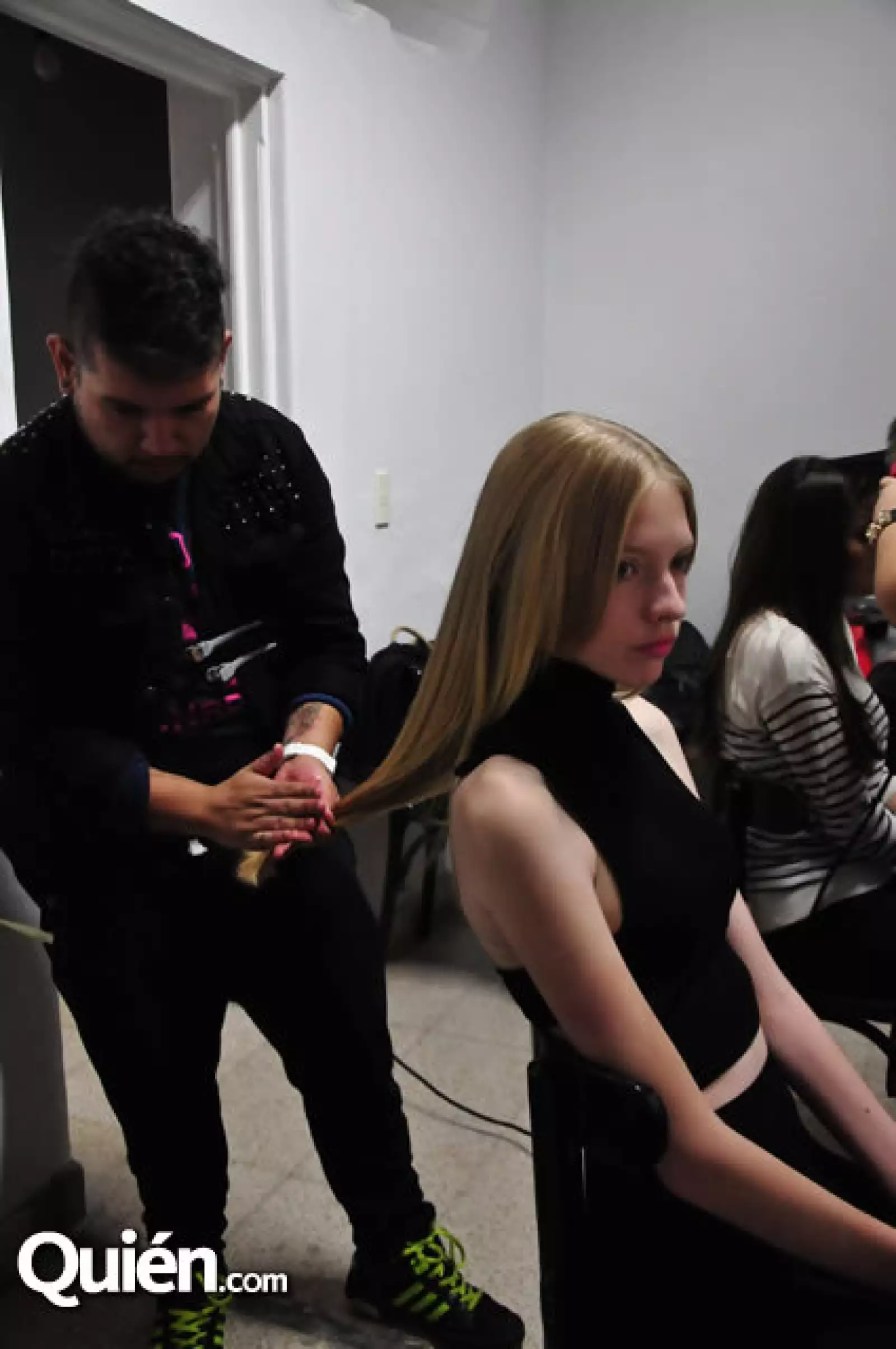 Charly por Iván Romero deja a Ale Velasco lista para la foto con un increíble peinado