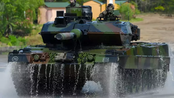 Esta foto de archivo tomada el 20 de mayo de 2019, muestra a soldados en el Leopard 2 A7, principal tanque de batalla de las fuerzas armadas de Alemania. 