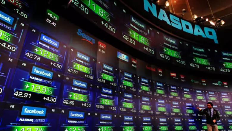 El precio de la acción de Facebook llegó a hasta los 43 dólares en su primera hora en el mercado.