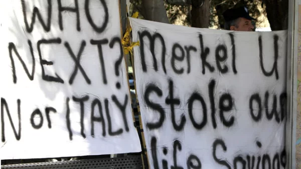 El sector bancario de Chipre es mucho mayor que el tamaño de la economía real de la isla y sus bancos fueron castigados fuertemente por su exposición a Grecia, una vecina mucho mayor.