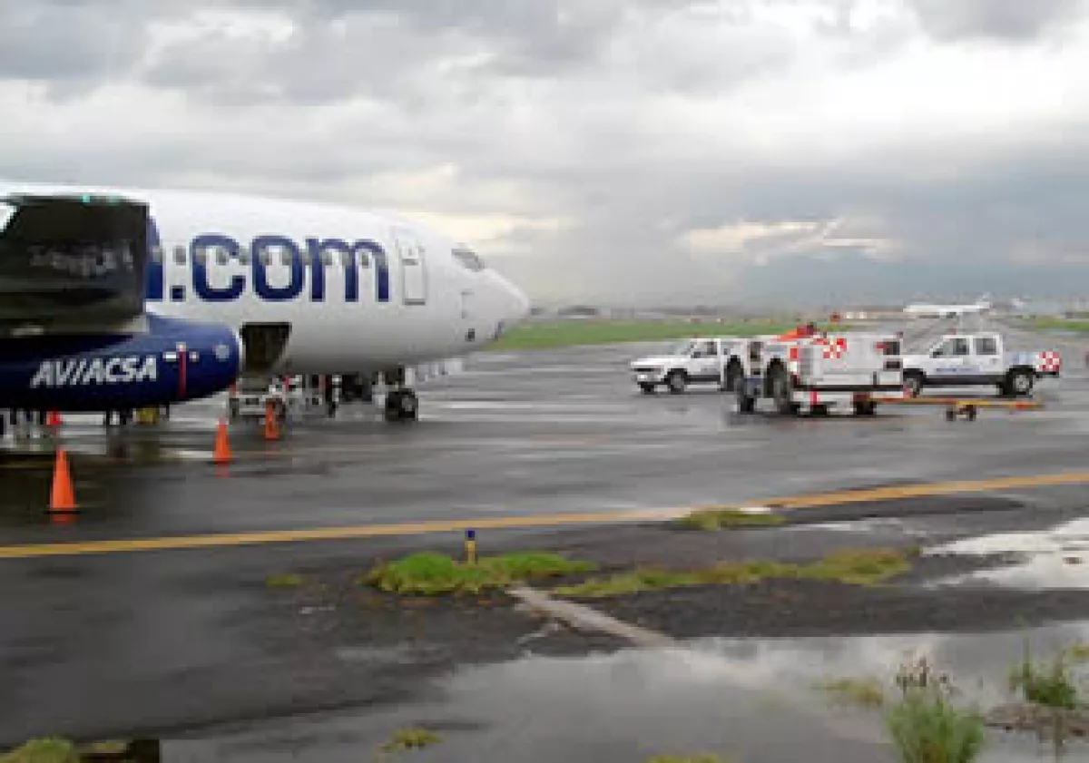 La empresa dijo que debido a la lluvia, el piloto tuvo que frenar más fuerte y eso hizo que la llanta se desinflara. (Foto: Notimex)