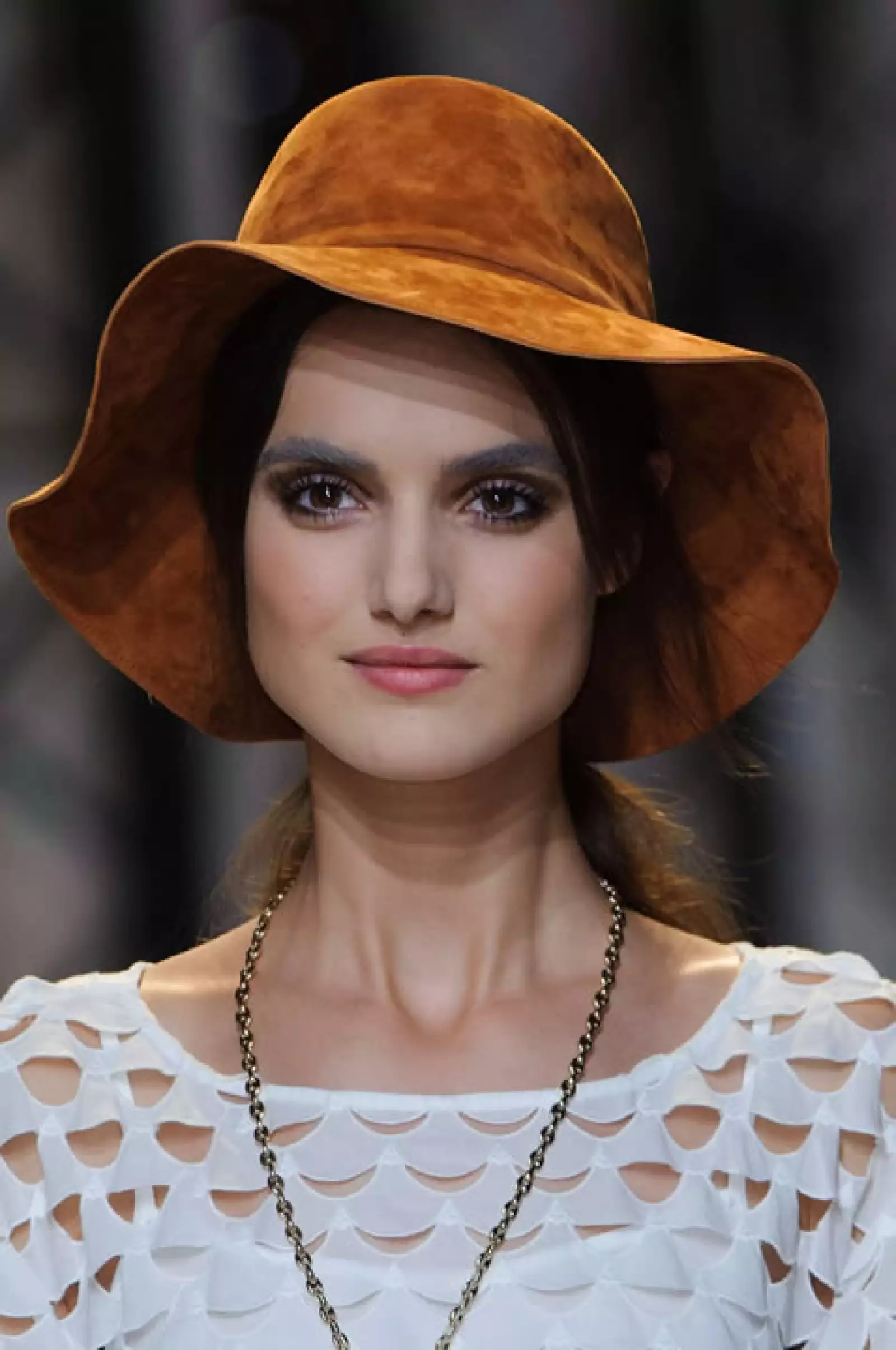 Definitivamente la mejor opción para el verano son los Floppy Hats. Podrás crear looks bohemios y chica al instante para estar en la ciudad o en la playa. ¡Paul & Jo presenta unos increíbles que definitivamente son un must!