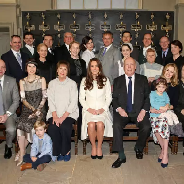 La duquesa de Cambridge posó con la mayoría del casting de Downton Abbey.