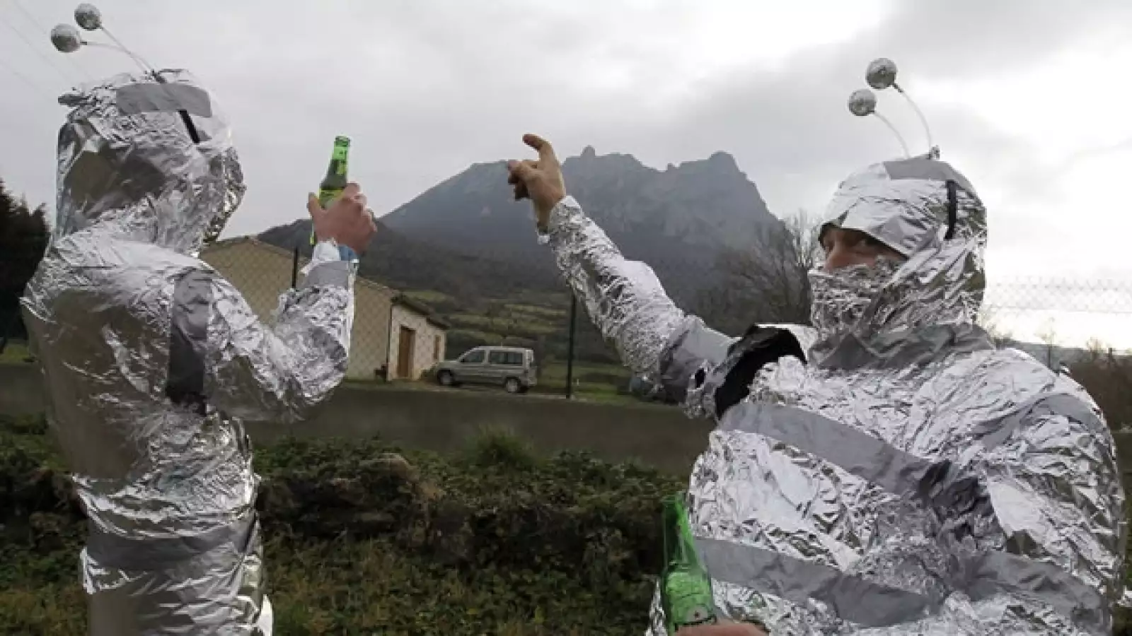 hombresdisfrazados de extraterrestres