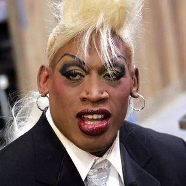 ¿Quién como Dennis Rodman para demostrar que se puede ser masculino aún con la cara repleta de maquillaje?