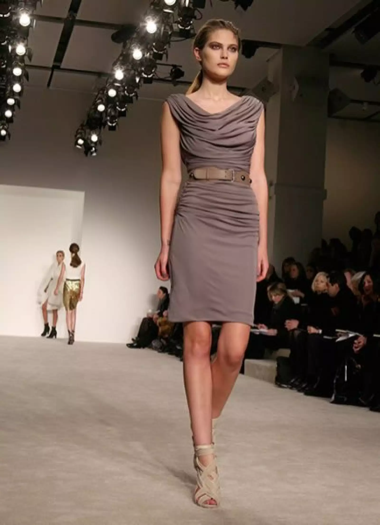 DRAPEADO. Una tendencia tan elegante y femenina como halagadora. Además, puede llevarse del día a la noche con facilidad, y es ideal para esconder algunas zonas `imperfectas´. Derek Lam presentó algunos en su colección de otoño.