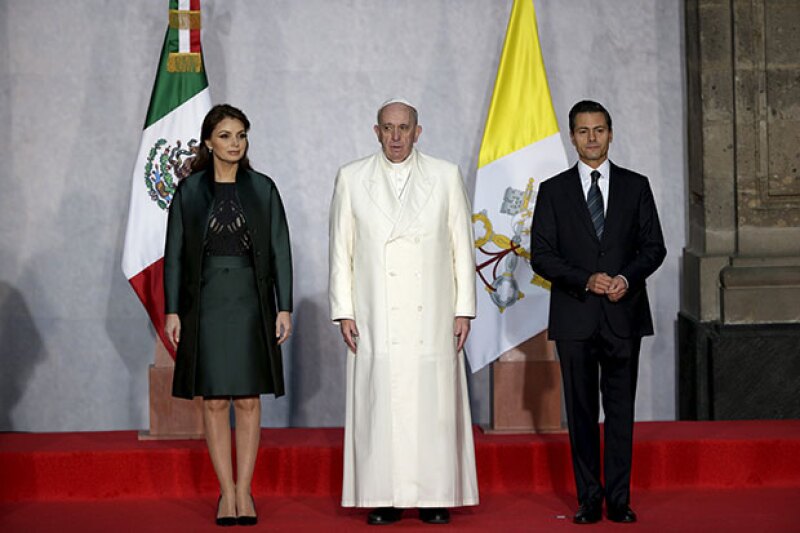 En Palacio Nacional fue recibido por el presidente y su esposa.