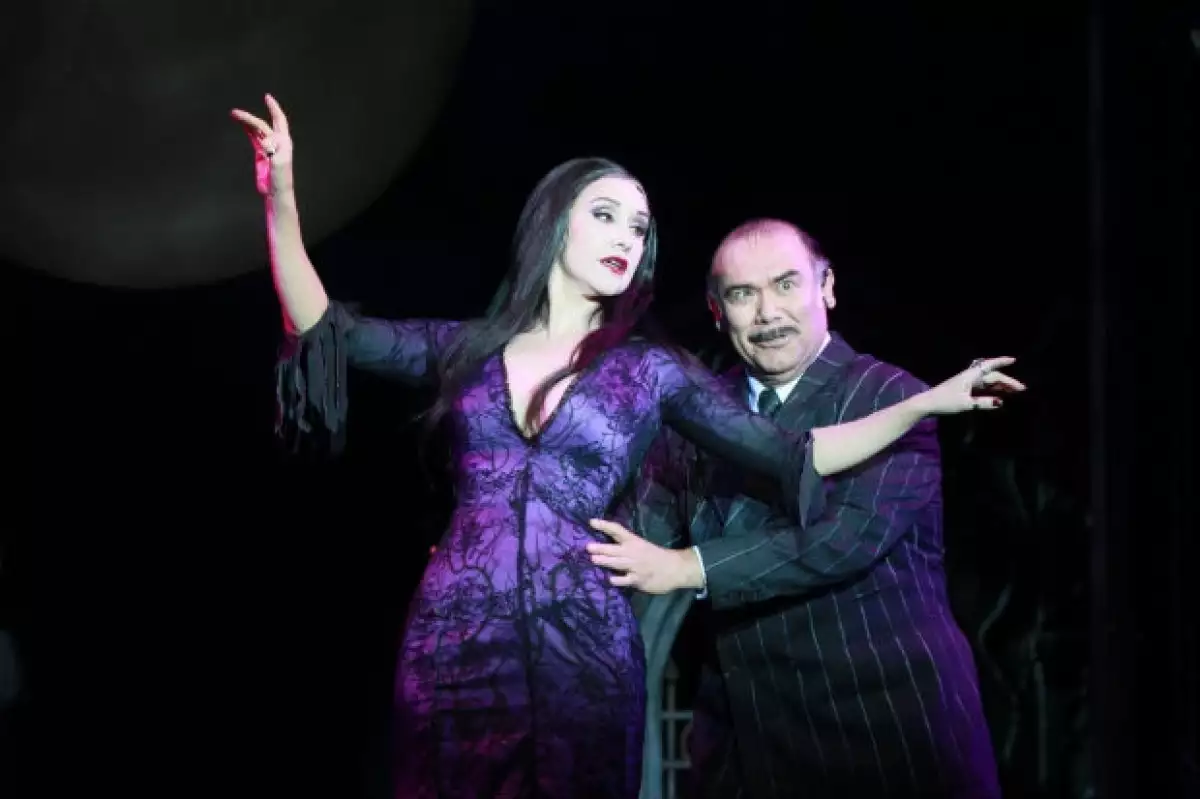 Desde Broadway, estrenó en México el montaje que reúne a los emblemáticos personajes de la televisión en una divertida historia donde todo es menos que "normal".