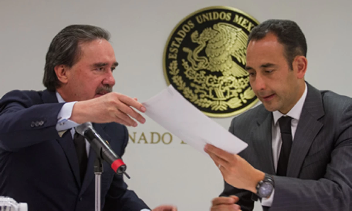 El priista Emilio Gamboa y el panista Roberto Gil presentaron la propuesta de austeridad en el Senado. (Foto: Cuartoscuro )