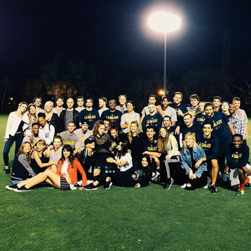 Taylor Swift, Kendall Jenner y Nick Jonas fueron parte del grupo de amigos invitados a la fiesta sorpresa de Joe a pocos días de su cumpleaños.