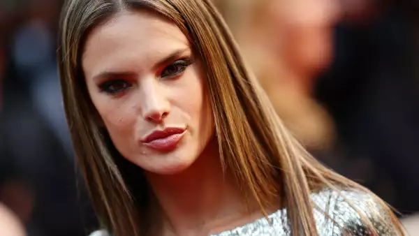 Sigue estos consejos sobre cómo hacer que los labios se vean más gruesos con maquillaje. 