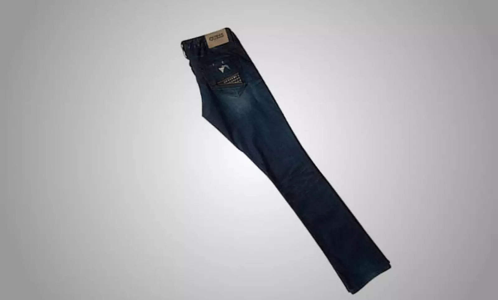 La colección de jeans tiene toques sensuales, gracias a sus ajustes estrechos y colores deslavados.