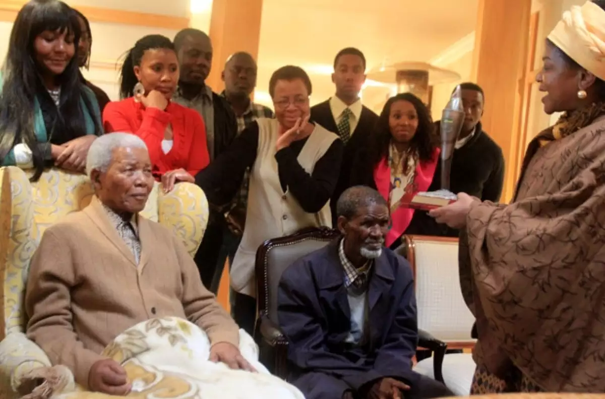Makaziwe Mandela, la hija mayor de Nelson Mandela, admitió hoy que su padre está "muy mal" y que todo podría pasar de manera "inminente",