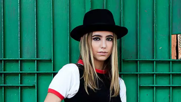 Todos hemos escuchado del vintage shopping, aquellas piezas de otras décadas que no se encuentran en cualquier lugar. Son justo estos lugares los que rigen el estilo de esta it girl mexicana.