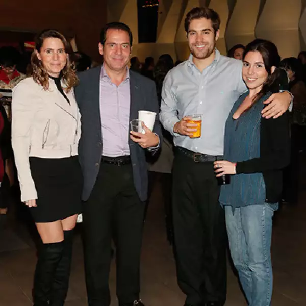Larissa Garrido,Raúl y Ricardo González con Laura Seldner