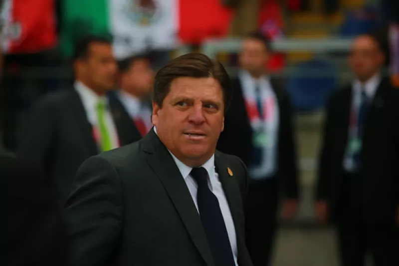La Federación Mexicana de Futbol hizo el anuncio luego de que el entrenador fue acusado de haber golpeado al periodista Christian Martinoli.