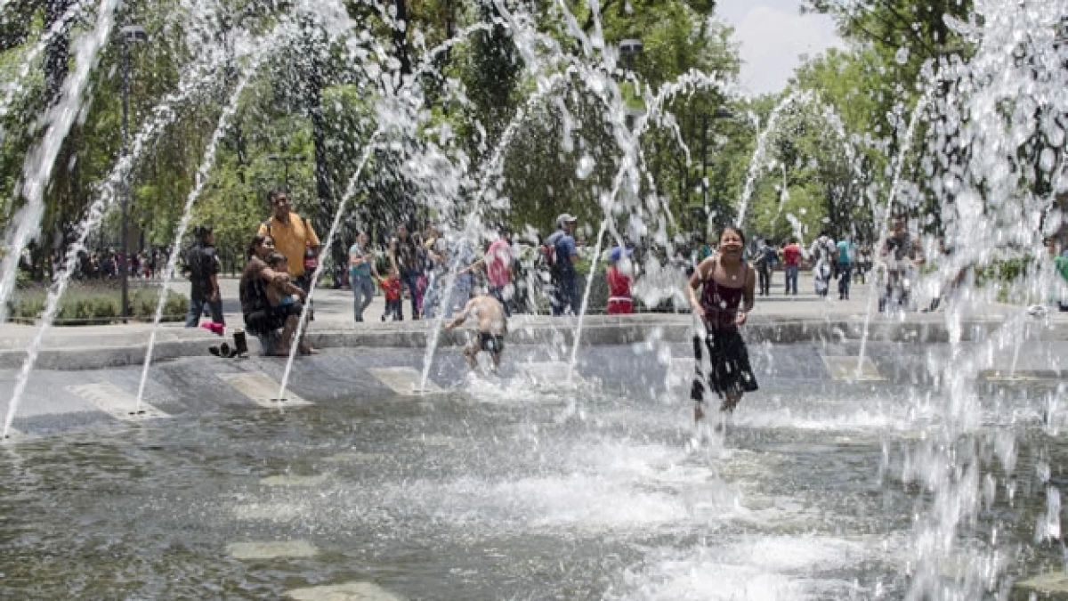 Varios niños juegan en una fuente de la Alameda Central de la Ciudad de México ante las altas temperaturas de este miércoles