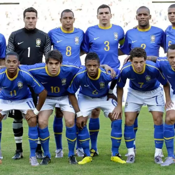 La selección brasileña pidió que se cubriera la piscina de su hotel, cuyas aguas deben mantenerse a 32ºC. El personal del hotel vestirá permanentemente la camiseta de Brasil y ya recibieron un cursillo básico de portugués.