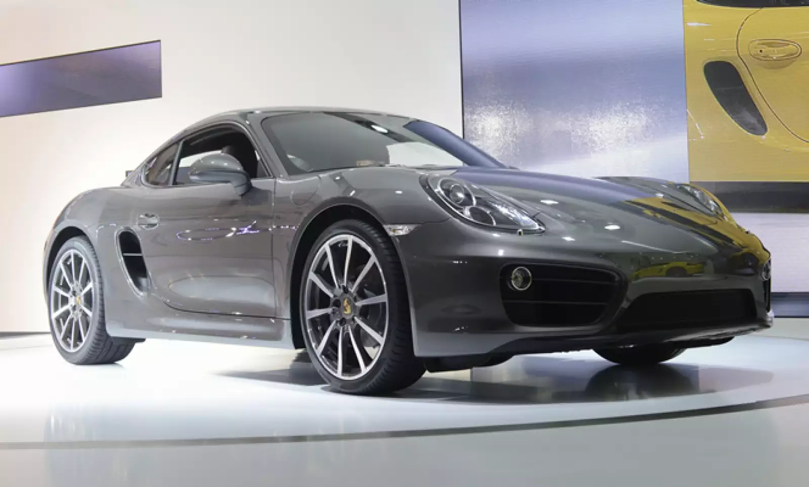 Porsche dio a conocer a la prensa su modelo Cayman 2013.