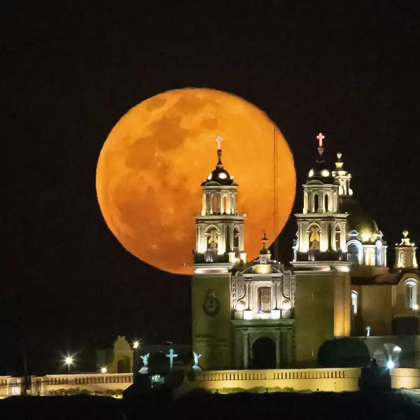 Vista de la Luna de Nieve desde San Andrés Cholula, Puebla.
