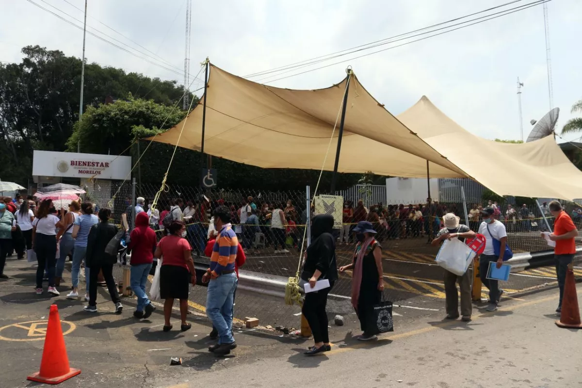 Personas de 50 a 59 años hacen fila para ser vacunados contra el Covid en Cuernavaca