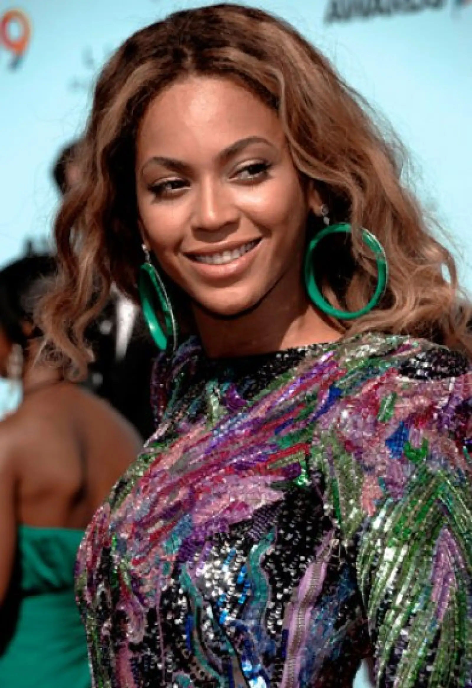 Beyoncé, de 27 año,s ganó 87 millones de dólares entre el 1 de junio de 2008 y la misma fecha de 2009, gracias a su prolífica actividad profesional. En esos doce meses sacó un disco, protagonizó dos películas, actuó en la ceremonia de los Oscar y en la in