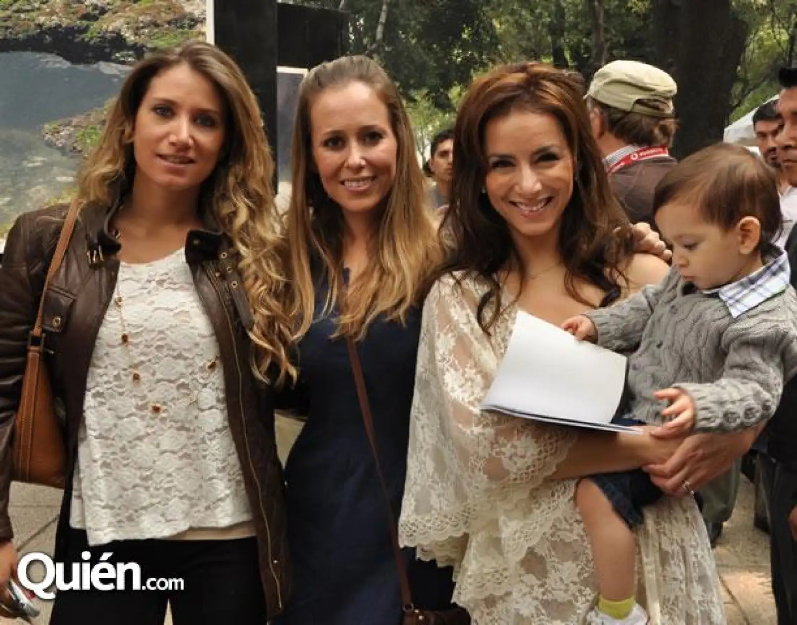 Eréndira Ibarra,Nuria Díaz Masó,Claudia Lizaldi con su pequeño Iam Kneeland