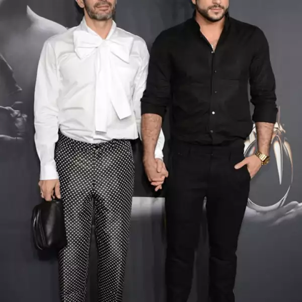 Con un atuendo temático durante el lanzamiento del perfume de Lady Gaga en el Museo de Guggenheim hacia fines de 2012.