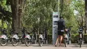 Un usuario de Ecobici en la cicloestación