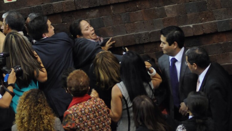 Empujones y arañazos no faltaron entre diputados durante la discusión de la minuta que fue enviada por el Senado el pasado miércoles.