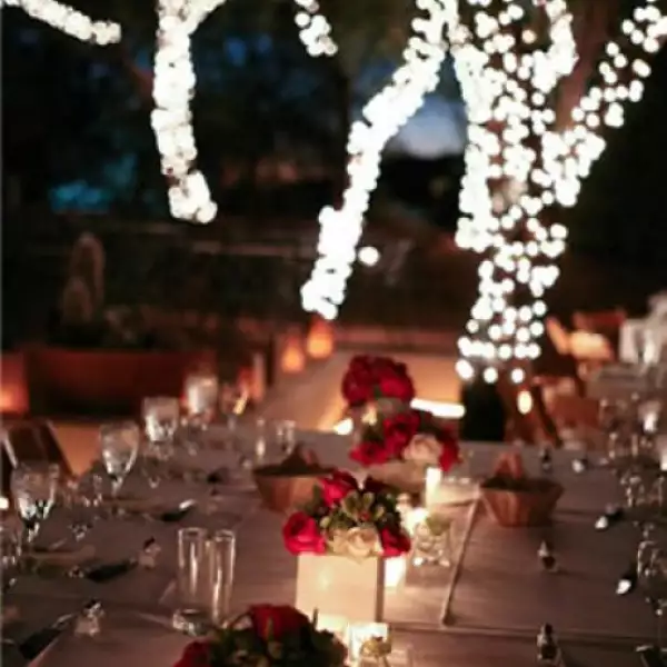 Un tip básico es elegir un lindo arreglo de flores para las mesas ya que el 70% de la decoración del lugar dependerá de los arreglos de flores. Olvídate de las flores artificiales, de tela o de plástico.