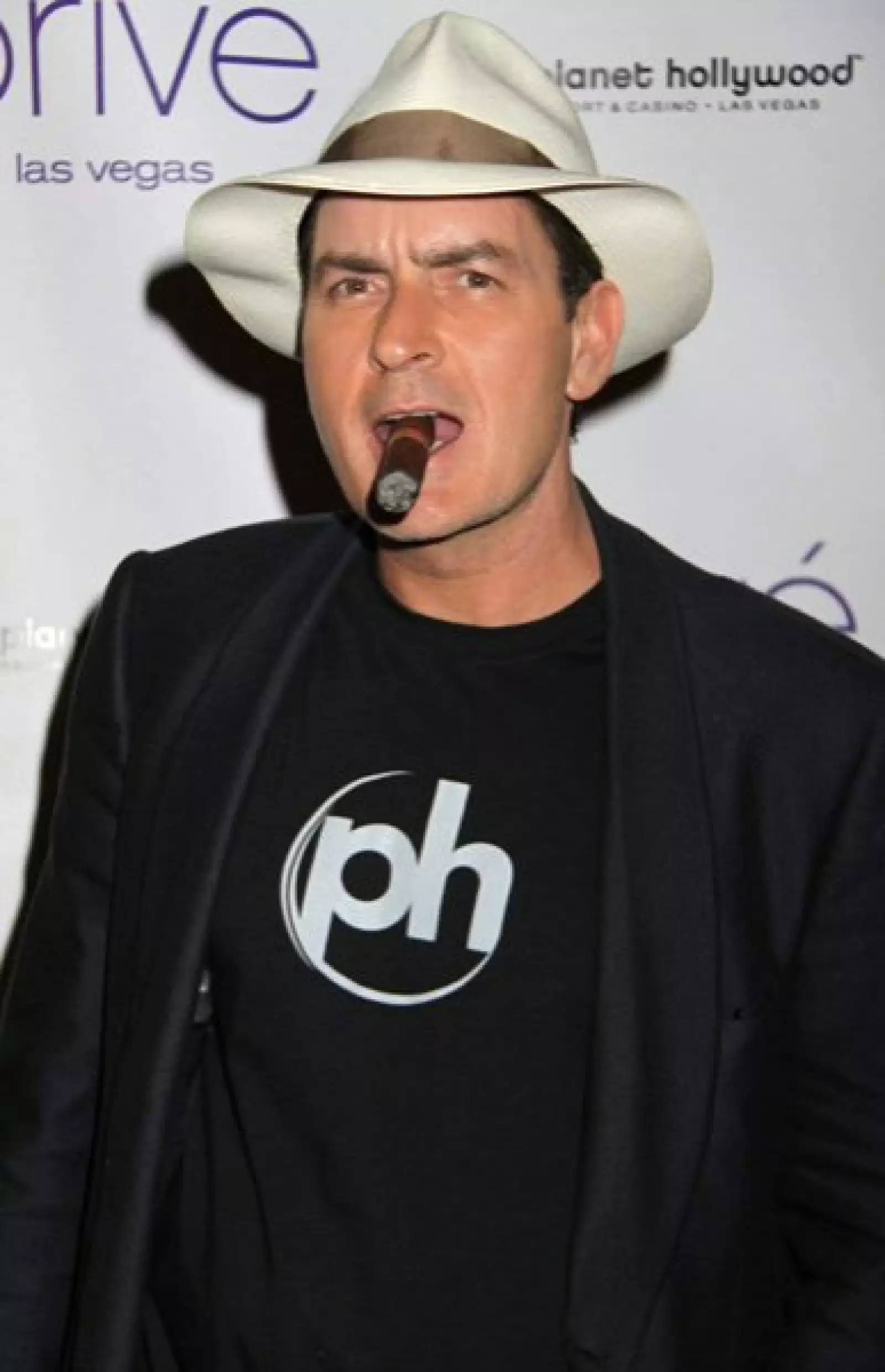 Se dice que Charlie Sheen usa bigote para pasar inadvertido y así poder encontrarse con su amante quien le cobra tres mil dólares por hora por su compañía.