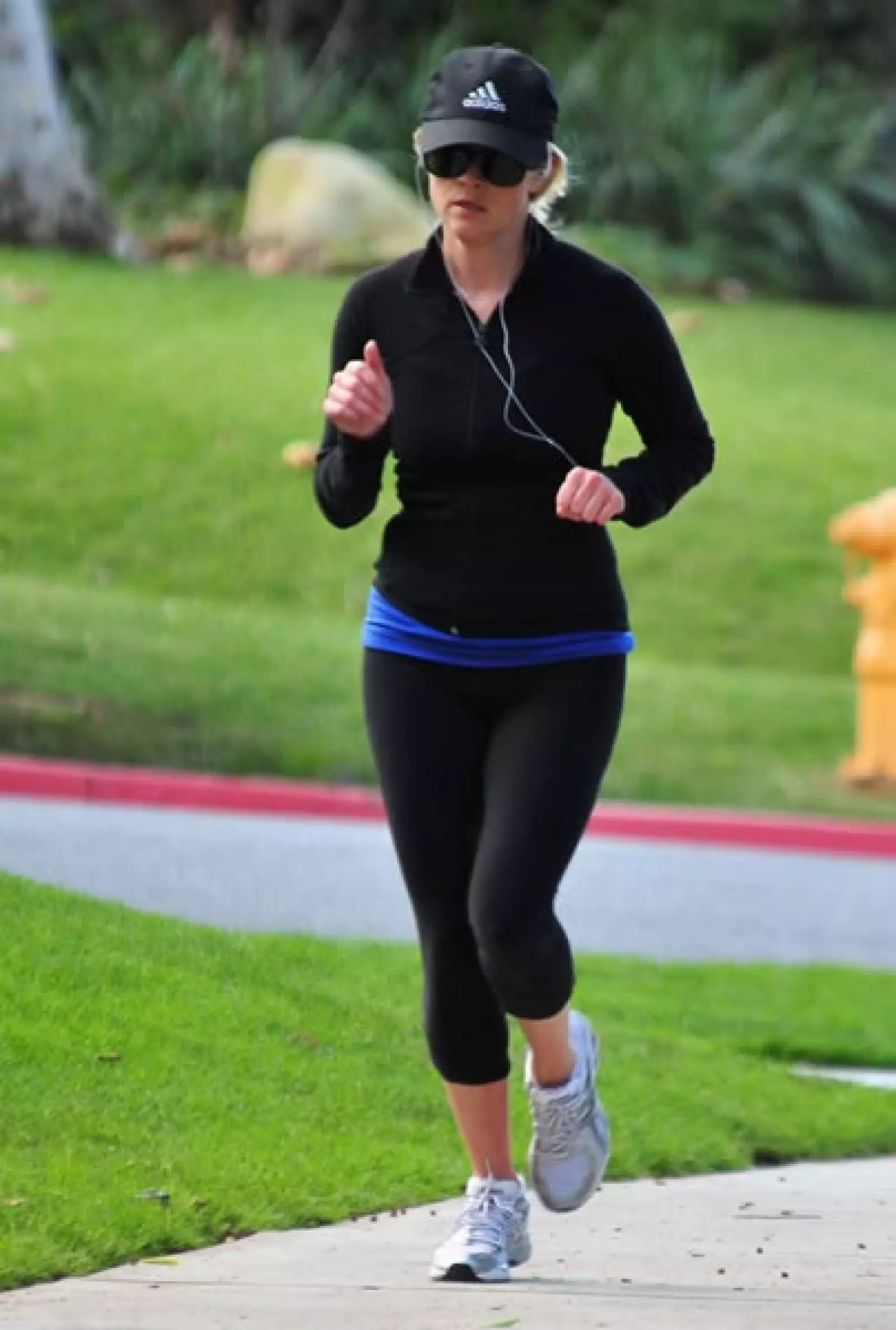 Reese Witherspoon fue vista corriendo en Brentwood, California.
