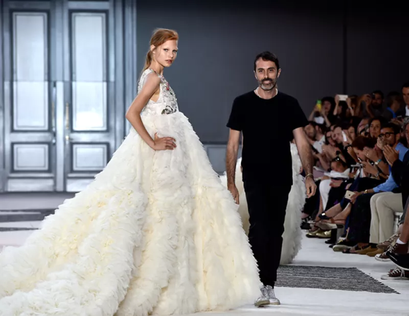 La más reciente colaboración del italiano con MAC ya tiene a "It Girls" como Bianca Brandolini y Olivia Palermo hablando. Te contamos qué hay detrás del diseñador consentido de las celebs.