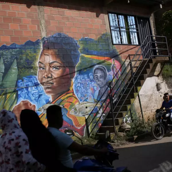 Motociclistas pasan frente a un mural que representa a la candidata de izquierda a la vicepresidencia colombiana, Francia Márquez, en Suárez, Colombia.
