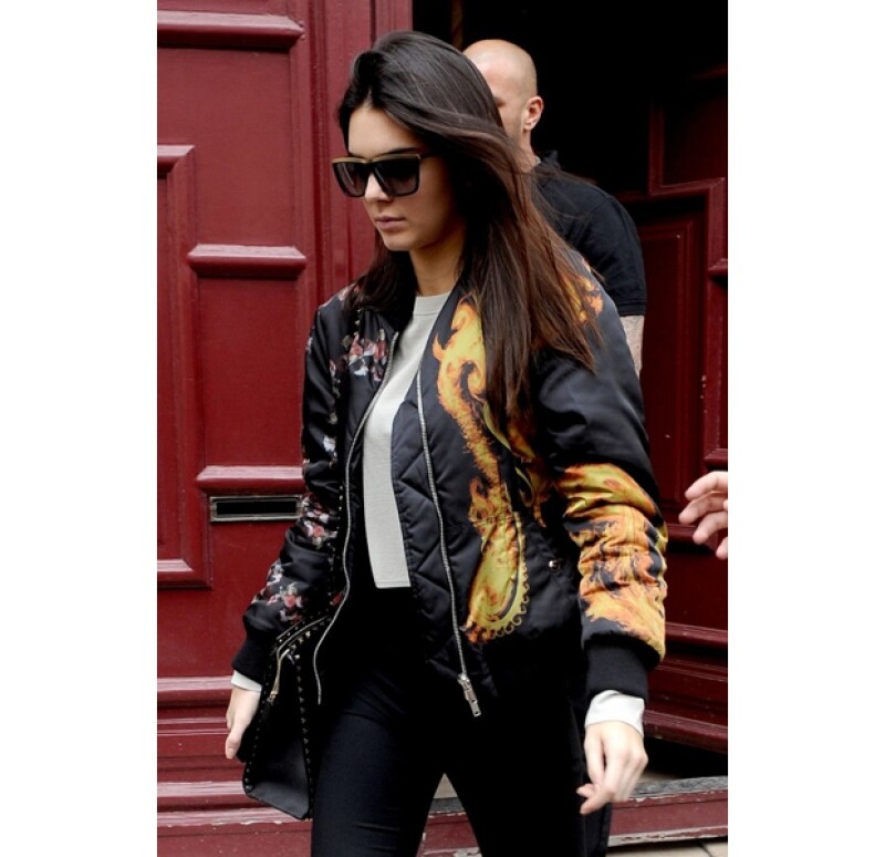 Kendall Jenner siempre guardando el estilo e innovando, a la salida del departamento de su media hermana en la ciudad.